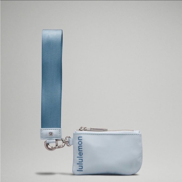 LULULEMON DUAL POUCH WRISTLET IN POWDER/UTILITY BLUE - Picture 2 of 9